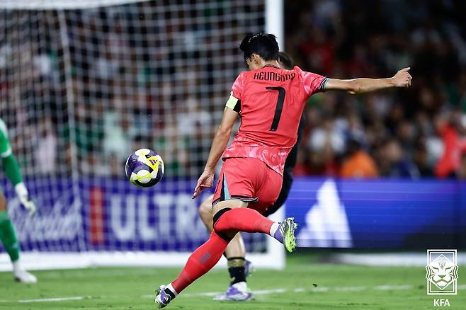 대한민국 축구대표팀 주장 손흥민이 10일 미국 테네시주 내슈빌의 지오디스파크에서 열린 멕시코와의 A매치 친선경기에서 동점골을 터뜨리는 순간. /사진=대한축구협회 제공
