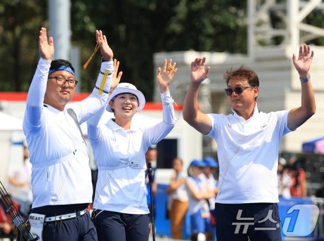 박성수 인천 계양구청 감독(오른쪽)이 지난달 27일 향년 55세로 별세했다. 사진은 지난해 열린 2024 파리올림픽 당시 김우진(왼쪽), 임시현(가운데)의 혼성전 금메달을 이끈 뒤 함께 기뻐하는 모습. /사진=뉴스1