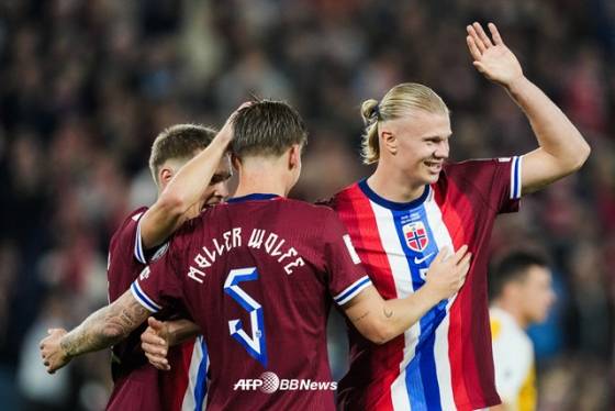 엘링 홀란(오른쪽)과 노르웨이 국가대표 선수들이 10일(한국시간) 노르웨이 오슬로의 울레볼 스타디온에서 열린 북중미월드컵 유럽 예선 I조 6차전 몰도바와 경기에서 득점을 축하하고 있다. /AFPBBNews=뉴스1