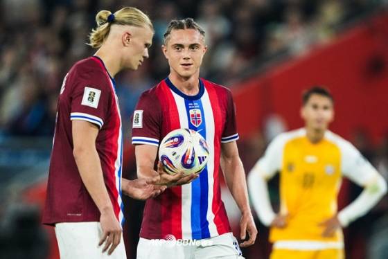 엘링 홀란(왼쪽)이 10일(한국시간) 노르웨이 오슬로의 울레볼 스타디온에서 열린 북중미월드컵 유럽 예선 I조 6차전에서 공을 넘겨받고 있다. /AFPBBNews=뉴스1