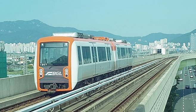 강북횡단선은 청량리부터 목동까지 이어지는 경전철 노선이다. 사진은 부산 4호선 경전철. [사진 | 뉴시스]