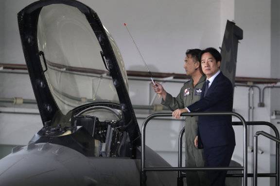 라이칭더 대만 총통(오른쪽)이 1월 21일 대만 동부 타이둥현의 군사기지를 찾아 대만 공군을 시찰하고 있다. 뉴시스