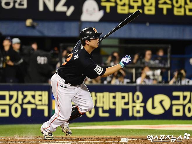 한화 이글스 4번타자 노시환이 10일 부산 사직야구장에서 열린 2025 신한 SOL Bank KBO리그 롯데 자이언츠와의 팀 간 15차전에서 1회초 결승 선제 1타점 적시타를 기록했다. 사진 엑스포츠뉴스 DB