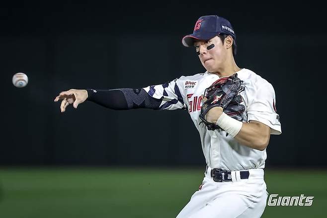 롯데 자이언츠 내야수 한태양이 10일 부산 사직야구장에서 열린 2025 신한 SOL Bank KBO리그 한화 이글스와의 팀 간 15차전에서 실책 2개로 아쉬움을 남겼다. 사진 롯데 자이언츠