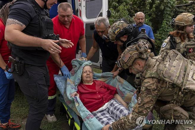 병원 실려가는 부상자 [AP 연합뉴스. 재판매 및 DB 금지]