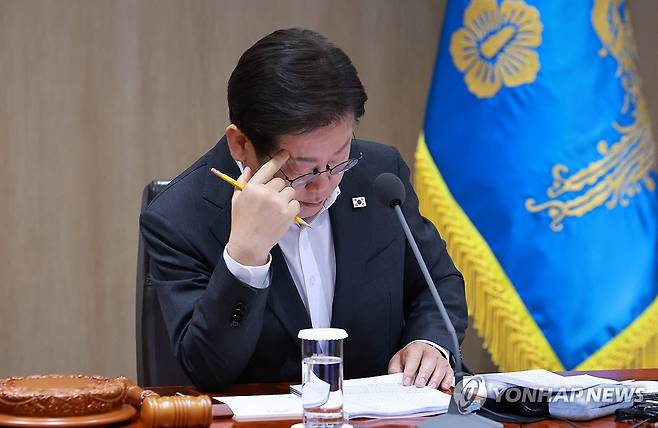 산재 대책 듣는 이재명 대통령 (서울=연합뉴스) 홍해인 기자 = 이재명 대통령이 29일 서울 용산 대통령실 청사에서 열린 국무회의에서 김영훈 고용노동부 장관의 산업재해 대책 발표를 듣고 있다. 2025.7.29 hihong@yna.co.kr