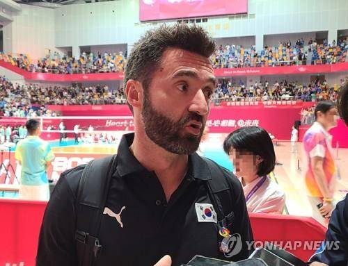 한국 여자배구 대표팀을 이끌었던 곤살레스 전 감독 [연합뉴스 자료 사진]