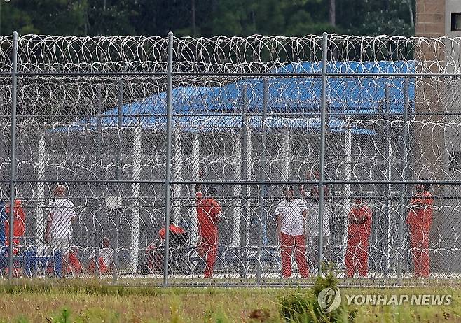 미 이민세관단속국 구금시설 (포크스턴[미국 조지아주]=연합뉴스) 윤동진 기자 = 8일(현지시간) 미국 당국의 이민단속으로 체포된 현대차-LG엔솔 배터리공장 건설 현장 직원들이 수감돼  있는 조지아주 포크스턴의 이민세관단속국(ICE) 구금시설 모습. 2025.9.9 mon@yna.co.kr