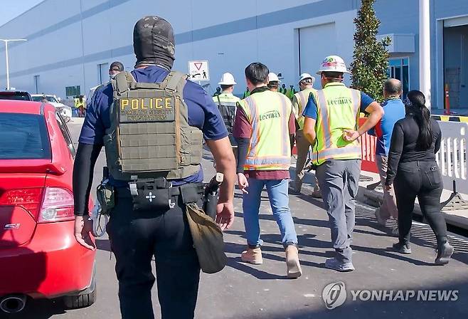 美, 韓현장 이민단속 사진 공개 (서울=연합뉴스) 미국 이민 단속 당국이 홈페이지를 통해 지난 4일(현지시간) 조지아주 현대차그룹-LG에너지솔루션의 합작 배터리 공장 건설현장에서 벌인 불법체류·고용 단속 현장 사진을 홈페이지를 통해 공개했다. 2025.9.6 [ICE 제공.재판매 및 DB 금지] photo@yna.co.kr