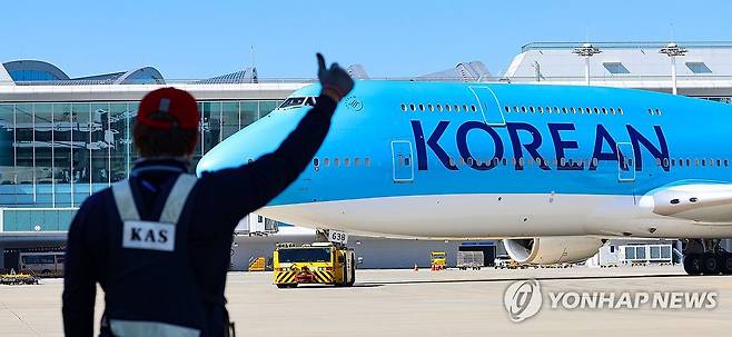 인천서 이륙 준비하는 미국 구금 한국인 귀국편 전세기 (서울=연합뉴스) 미국 조지아주 현대차그룹-LG에너지솔루션 배터리 합작 공장 건설 현장에서 구금된 한국인들을 태울 대한항공 전세기가 10일 오전 인천국제공항 2터미널 계류장에서 이륙을 준비하고 있다. 2025.9.10 [공항사진기자단] photo@yna.co.kr