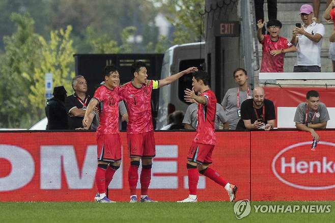 손흥민(가운데)의 동점 골에 기뻐하는 한국 선수들 [AP=연합뉴스]