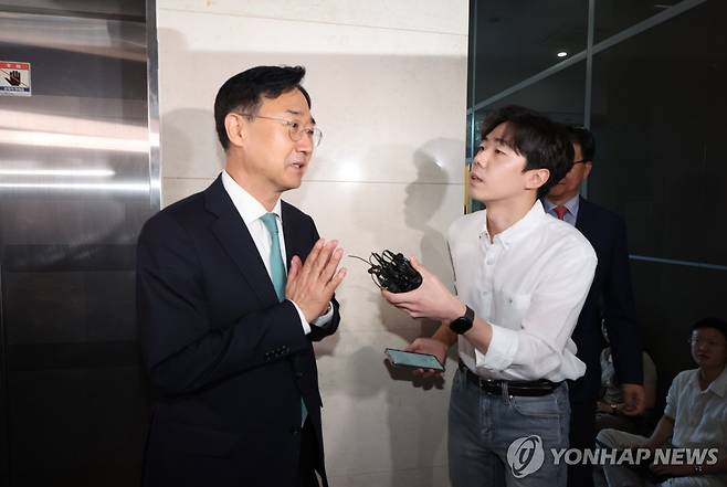 특검 출석한 신범철 전 차관 (서울=연합뉴스) 이진욱 기자 = 신범철 전 국방부 차관이 10일 직권남용 권리행사방해 혐의를 받는 피의자 신분으로 서울 서초구 순직해병특검에 출석, 취재진의 질문에 답하고 있다. 2025.9.10 cityboy@yna.co.kr