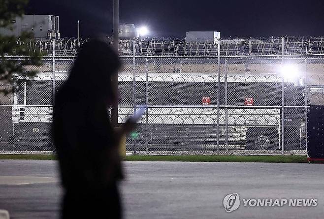포크스턴 이민세관단속국 구금시설 안 버스 (포크스턴[미국 조지아주]=연합뉴스) 윤동진 기자 = 10일(현지시간) 미국 당국의 이민단속으로 체포된 현대차-LG엔솔 배터리공장 건설 현장 직원들이 수감돼 있는 조지아주 포크스턴의 이민세관단속국(ICE) 구금시설 안에 버스가 세워져 있다. 이 버스가 한국인들을 태울 버스인지는 확인되지 않았다. 외교부는 이날 미국 이민당국에 구금된 한국인들을 데려오려던 전세기 출발이 미국측 사정으로 어렵게 됐다고 밝혔다. 2025.9.10 mon@yna.co.kr