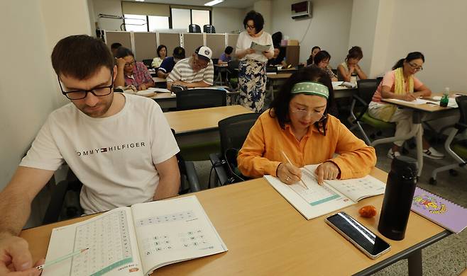 ▲11일 인천 남동구 한 아파트 관리사무실에서 영주귀국 사할린 한인들이 한글을 공부하고 있다. 남동구는 올해 사할린 한인 76명이 지역 임대주택에 입주하면서 새로 정착한 이들을 위해 이달부터 연말까지 한국어 교실 프로그램을 운영한다. /이재민 기자 leejm@incheonilbo.com
