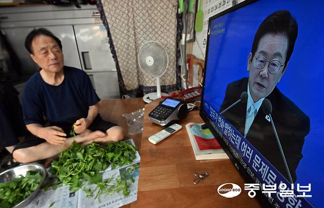 11일 오전 수원시 팔달구 못골시장에서 상인들이 이재명 대통령 취임 100일 기자회견 생중계를 시청하고 있다. 김경민기자