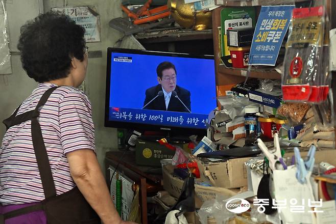 11일 오전 수원시 팔달구 못골시장에서 상인들이 이재명 대통령 취임 100일 기자회견 생중계를 시청하고 있다. 김경민기자