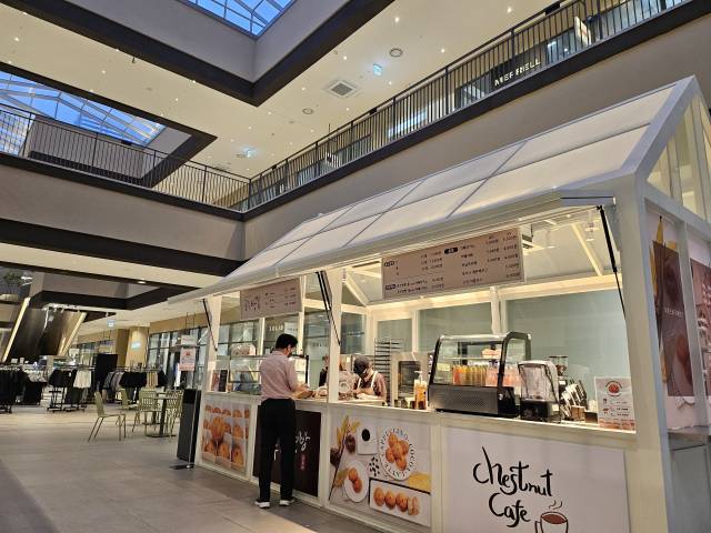 고속도로 휴계소에 입점한 공주알밤을 활용한 제품 판매소 모습.사진=김익환 기자