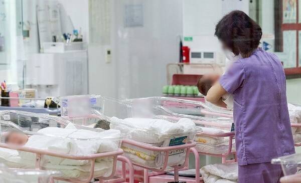 서울 시내 한 산후조리원&nbsp;신생아실에서 간호사 등 관계자가 신생아들을 돌보고 있다. 연합뉴스