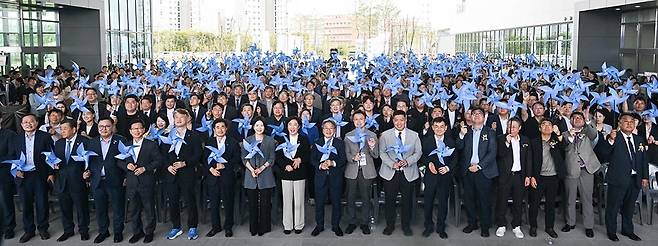 11일 오후 광주 광산구 AI집적단지에서 열린 ‘모두의 AI 광주’ 비전 선포식에서 강기정 광주시장과 신수정 광주시의회 의장 등 참석자들이 국가AI컴퓨팅센터 광주 유치 결의 퍼포먼스를 하고 있다./김애리 기자·조영권 인턴 기자