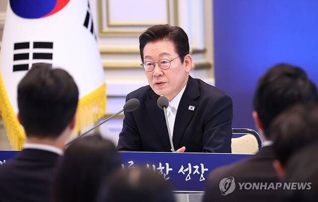 이재명 대통령이 11일 청와대 영빈관에서 열린 취임 100일 기자회견 '회복을 위한 100일, 미래를 위한 성장'에서 발언하고 있다. 연합뉴스 제공