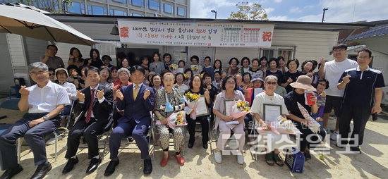 ▲ 10일 울산동광학교에서 열린 검정고시 합격 축하식에서 조형래(왼쪽에서 세번째) 울산동광학교 교장과 김남인 (왼쪽에서 두번째)새중앙새마을금고 이사장, 울산동광학교 교사들, 검정고시 합격자들, 학습자들이 기념사진을 촬영하고 있다.