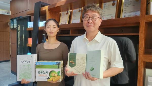 조경환 하동차&바이오진흥원 기업지원실장과 직원이 고향사랑답례품으로 뽑힌 녹차 관련 4개 제품을 소개하고 있다. /허귀용 기자