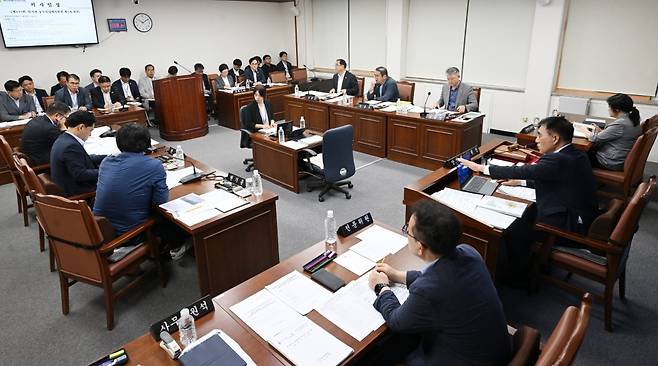 제주도의회 농수축경제위원회(위원장 양영식)는 11일 442회 임시회에서 위기에 처한 제주지역 경제 상황에 대해 집중 질의했다.
