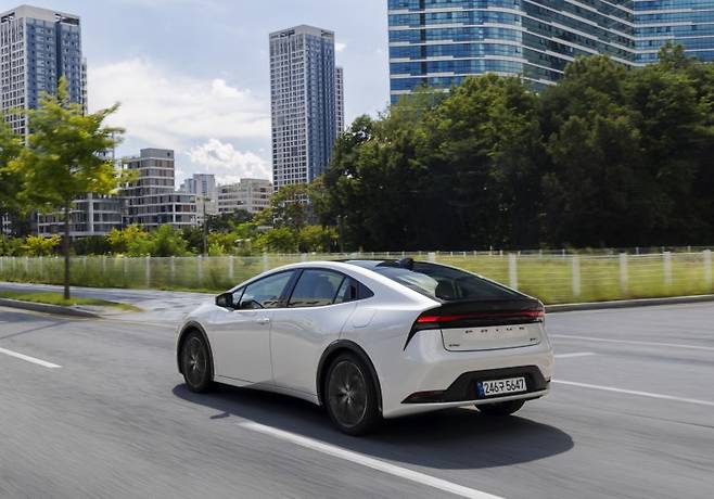 프리우스 AWD의 다이내믹 크루즈 컨트롤은 정체 중인 도로 위에서 발군의 실력을 보인다. 사진=토요타코리아