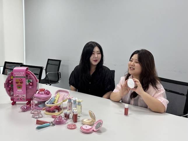 한소담 어뮤즈 마케팅커뮤니케이션 리드(오른쪽)와 박가나 어뮤즈 제품개발 리드(왼쪽)가 어뮤즈의 차별화 전략에 대해 설명하고 있다. / 사진=어뮤즈