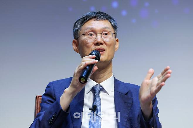 문형배 전 헌법재판소장 권한대행이 지난 10일 오후 서울 마포구 서강대학교 성이냐시오관에서 ‘법률가의 길-헌법소원과 민주주의’를 주제로 특별강연을 마친 뒤 Q&A 시간을 갖고 있다. (사진=뉴스1)