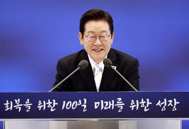 이재명 대통령이 11일 청와대 영빈관에서 ‘회복을 위한 100일, 미래를 위한 성장’을 주제로 취임 100일 기자회견을 하고 있다.(사진=연합뉴스)