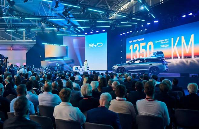 BYD가 지난 8일(현지시간) 독일 뮌헨에서 열린 ‘IAA 모빌리티 2025’에서 신기술을 발표하고 있다 (사진=이데일리 이배운 기자)