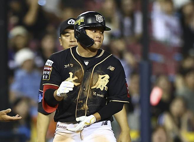 11일 잠실야구장에서 열린 2025 KBO리그 KT위즈 대 LG트윈스 경기, 8회초 1사 주자 1,2루 상황에서 KT 권동진이 역전 2타점 3루타를 치고 기뻐하고 있다. 사진=뉴시스