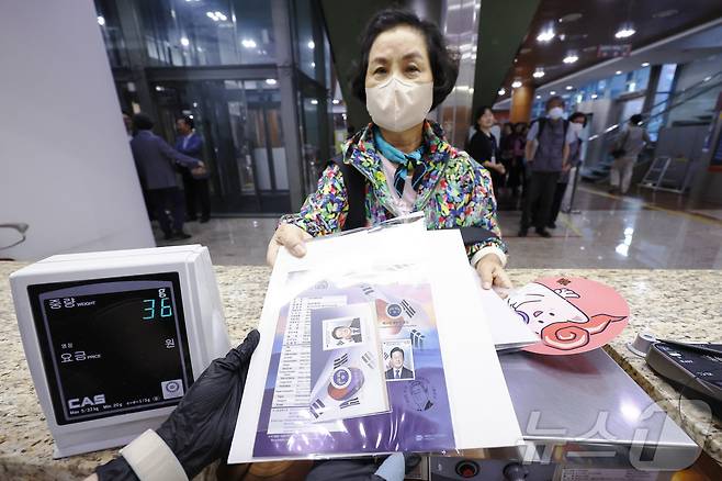 제21대 대통령 취임 100일 기념우표 판매를 시작한 11일 서울 중구 서울중앙우체국에서 한 시민이 기념우표를 구매하고 있다. (공동취재) 2025.9.11/뉴스1 ⓒ News1 민경석 기자