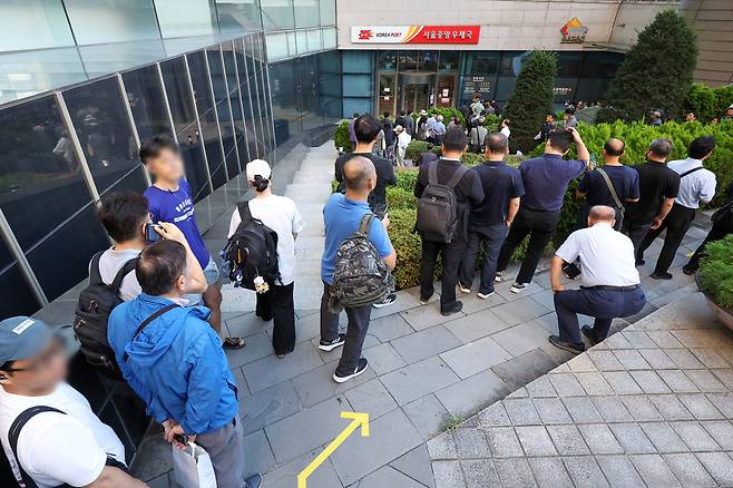 11일 오전 서울 중구 서울중앙우체국 앞에서 시민들이 이재명 대통령 취임 100일 기념 우표를 사기 위해 길게 줄을 서 우체국 영업 시작을 기다리고 있다. 2025.9.11/뉴스1 ⓒ News1 민경석 기자