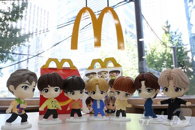 맥도날드가 방탄소년단(BTS) 캐릭터 '타이니탄' 해피밀 토이를 한정 수량으로 선보인다고 밝힌 11일 서울 시내의 한 맥도날드 매장에서 타이니탄 토이가 공개되고 있다.  2025.9.11/뉴스1 ⓒ News1 박정호 기자