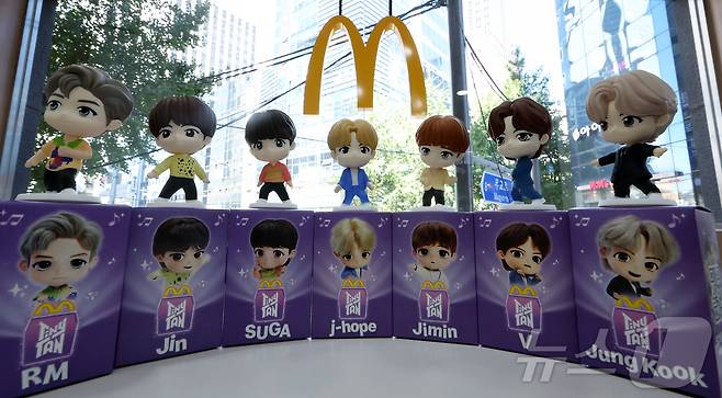 맥도날드가 방탄소년단(BTS) 캐릭터 '타이니탄' 해피밀 토이를 한정 수량으로 선보인다고 밝힌 11일 서울 시내의 한 맥도날드 매장에서 타이니탄 토이가 공개되고 있다.  2025.9.11/뉴스1 ⓒ News1 박정호 기자