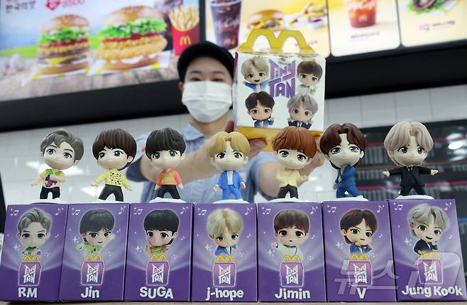 맥도날드가 방탄소년단(BTS) 캐릭터 '타이니탄' 해피밀 토이를 한정 수량으로 선보인다고 밝힌 11일 서울 시내의 한 맥도날드 매장에서 매니저가 해피밀 세트와 타이니탄 토이를 선보이고 있다. 2025.9.11/뉴스1 ⓒ News1 박정호 기자
