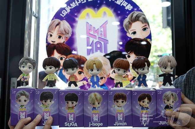 맥도날드가 방탄소년단(BTS) 캐릭터 '타이니탄' 해피밀 토이를 한정 수량으로 선보인다고 밝힌 11일 서울 시내의 한 맥도날드 매장에서 타이니탄 토이가 공개되고 있다.  2025.9.11/뉴스1 ⓒ News1 박정호 기자