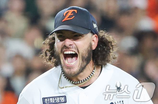 3일 대전 한화생명 볼파크에서 열린 프로야구 '2025 신한 SOL뱅크 KBO 리그' NC 다이노스와 한화 이글스 경기에서 한화 선발 폰세가 통산 삼진 226개를 기록하며 환호하고 있다. 2025.9.3/뉴스1