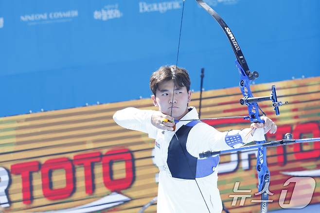 김제덕(예천군청)이 11일 광주 5.18민주광장 특설경기장에서 열린 2025 광주 세계양궁선수권대회 리커브 남자 개인전 8강에서 대만 탕지춘을 상대로 힘차게 샷을 하고 있다. 2025.9.11/뉴스1 ⓒ News1 김태성 기자