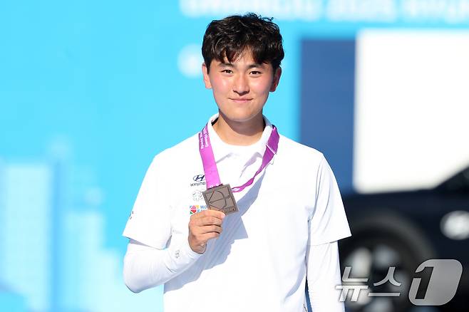 11일 오후 광주 동구 5·18민주광장에서 열린 2025 세계양궁선수권대회 리커브 남자 개인전 시상식에서 한국 김제덕이 동메달을 들어보이고 있다. 2025.9.11/뉴스1 ⓒ News1 이승현 기자