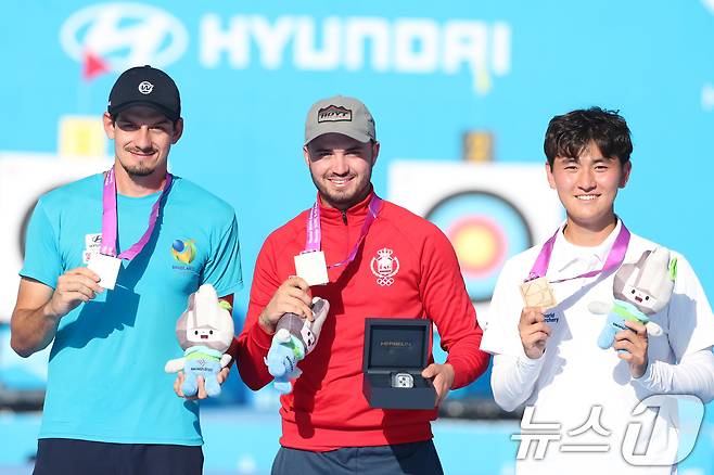 11일 오후 광주 동구 5·18민주광장에서 열린 2025 세계양궁선수권대회 리커브 남자 개인전 시상식이 열리고 있다. 금메달은 스페인 안드레스 테미뇨 메디엘, 은메달은 브라질 마커스 알메이다, 동메달은 한국 김제덕에게 주어졌다. 2025.9.11/뉴스1 ⓒ News1 이승현 기자