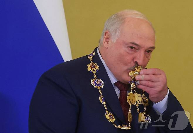 알렉산드르 루카셴코 벨라루스 대통령이 지난해 10월 9일 모스크바 크렘린에서 블라디미르 푸틴 러시아 대통령으로부터 수여받은 '성(聖) 안드레아 사도 제국 수도회(the Order of Saint Andrew the Apostle the First-Called)' 훈장에 입맞춤을 하고 있다.  2024.10.09 ⓒ AFP=뉴스1 ⓒ News1 조소영기자