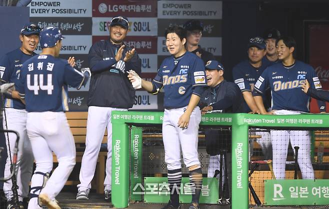 NC 이호준 감독이 서울 잠실구장에서 열린 2025 KBO리그 LG와 경기에서 9회초 김휘집이 좌월홈런을 친 후 더그아웃으로 들어오자 박수를 치고 있다. 잠실 | 최승섭기자 thunder@sportsseoul.com