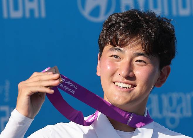 동메달을 들어 보이는 김제덕. 광주 | 연합뉴스
