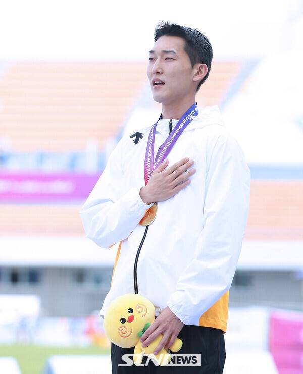 30일 오후 경북 구미시민운동장에서 진행된 '2025 구미아시아육상선수권대회' 남자 높이뛰기 시상식에서 우상혁(용인시청)이 금메달을 목에 걸고 국기에 대한 경례를 하고 있다. 사진┃강명호 기자