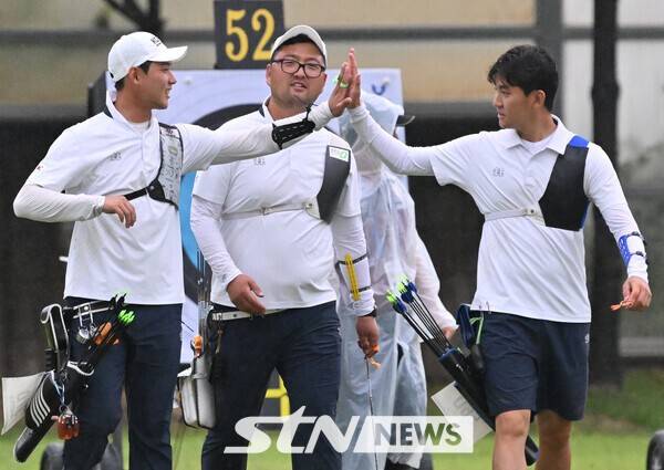 9일 광주국제양궁장에서 열린 2025세계양궁선수권대회 리커브 남자 단체전 4강전에서 한국의 이우석, 김우진, 김제덕(왼쪽부터)이 승리와 함께 결승 진출 확정 후 환호하고 있다. /사진=뉴시스