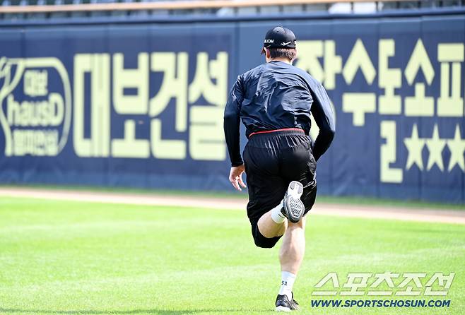 29일 잠실야구장에서 열린 키움과 LG의 경기, LG 홍창기가 외야 그라운드에서 훈련을 소화하고 있다. 잠실=허상욱 기자wook@sportschosun.com/2025.08.29/