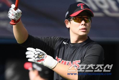 19일 서울 잠실구장에서 열린 삼성과 LG의 플레이오프 4차전. LG 홍창기가 경기 전 훈련하고 있다. 잠실=정재근 기자 cjg@sportschosun.com/2024.10.19/